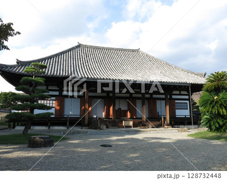 奈良市の法華寺（本堂） 128732448