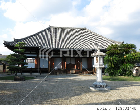 奈良市の法華寺（本堂） 128732449