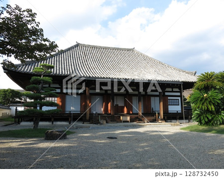 奈良市の法華寺（本堂） 128732450