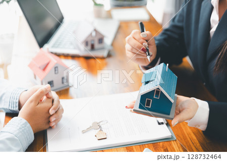 Real estate agent delivering sample home to customer, mortgage loan contract. Contract for hire purchase sale of house. home insurance contract, home mortgage loan concept. real estate, customer 128732464