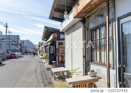 新潟県新潟市　沼垂テラス商店街の風景 128732542