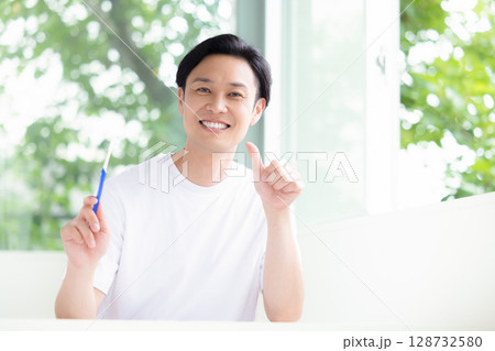 オーラルケア　歯ブラシを持っている男性 128732580