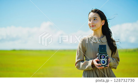 レトロカメラで写真を撮る可愛い少女のイラスト 128732730