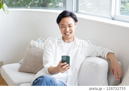 ライフスタイル　スマホを見ている男性 128732735