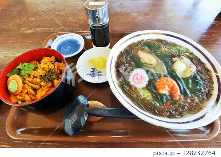 岩手県 磯ラーメンと蒸しうに丼 岩手県 磯ラーメンと蒸しうに丼 128732764
