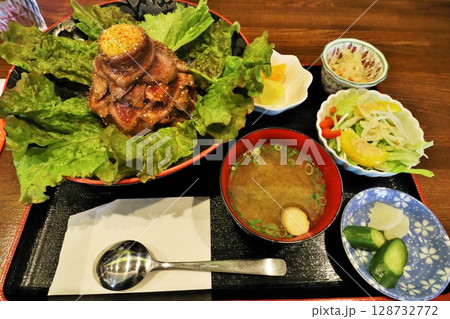 ローストビーフ丼セット 128732772