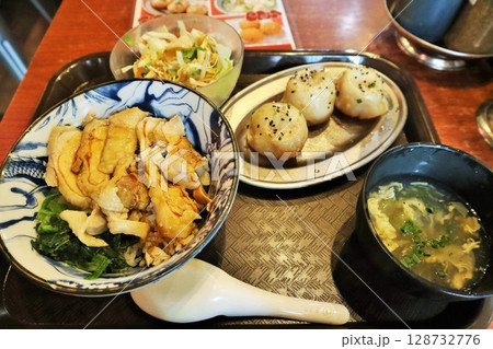 鶏肉飯と小籠包セット 鶏肉飯と小籠包セット 128732776
