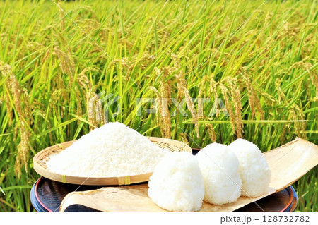 秋の田んぼと新米のおにぎり 128732782