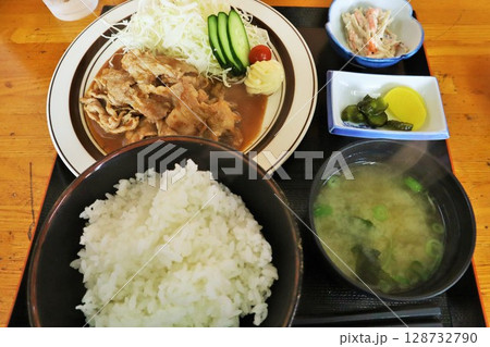 豚の生姜焼き定食 豚の生姜焼き定食 128732790