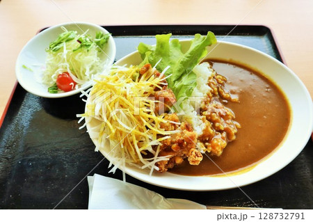唐揚げカレーとサラダセット 唐揚げカレーとサラダセット 128732791