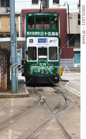 香港の庶民の足「トラム」（路面電車）英国植民地時代から走り続ける香港庶民の足 128732802