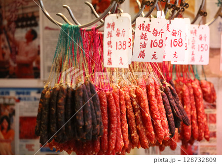 香港・徳輔道西で売られる中華ソーセージ 128732809