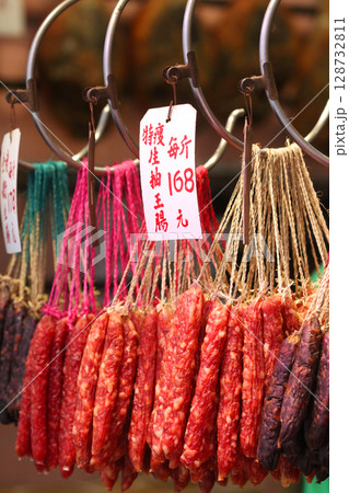 香港・徳輔道西で売られる中華ソーセージ 128732811