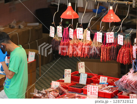 香港・徳輔道西で売られる中華ソーセージ 香港・徳輔道西で売られる中華ソーセージ 128732812