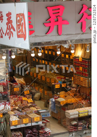 香港・徳輔道西の高級乾物店で売られる高級食材。何に使われるか分からない乾物も多い 128732814