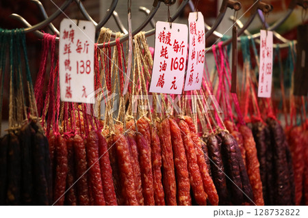 香港・徳輔道西で売られる中華ソーセージ 128732822