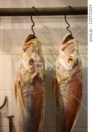 香港・徳輔道西で売られる塩干し魚（ハムユイ）。クサヤに似ていで臭いが美味。かつては安かったが今は高価 128732824
