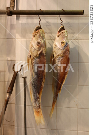 香港・徳輔道西で売られる塩干し魚(ハムユイ)。クサヤに似ていで臭いが美味。かつては安かったが今は高価 香港・徳輔道西で売られる塩干し魚(ハムユイ)。クサヤに似ていで臭いが美味。かつては安かったが今は高価 128732825