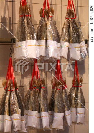 香港・徳輔道西で売られる塩干し魚(ハムユイ)。クサヤに似ていで臭いが美味。かつては安かったが今は高価 香港・徳輔道西で売られる塩干し魚(ハムユイ)。クサヤに似ていで臭いが美味。かつては安かったが今は高価 128732826
