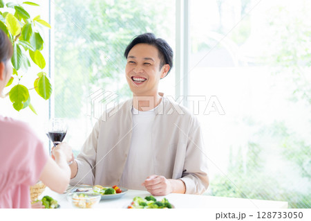 昼飲み 自宅で食事をする男性 昼飲み 自宅で食事をする男性 128733050