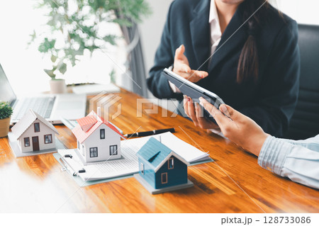 Real estate agents bid home in project to explain in detail to clients. Explain and present information about home and mortgage purchases. real estate trading concept. Real estate trading, buy, sell 128733086