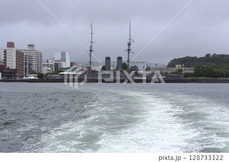 沖合から眺める記念艦「三笠」（神奈川県横須賀市） 128733122