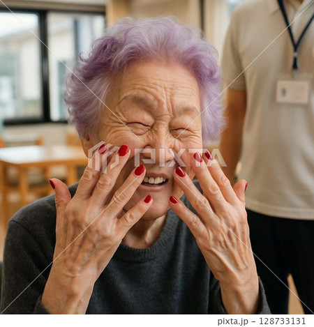 福祉ネイルを楽しむ高齢者女性 128733131