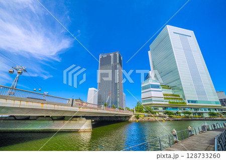 日本の横浜都市景観 桜木町駅前の横浜市役所やザ・タワー横浜北仲、ロープウェイなどを望む 日本の横浜都市景観 桜木町駅前の横浜市役所やザ・タワー横浜北仲、ロープウェイなどを望む 128733260
