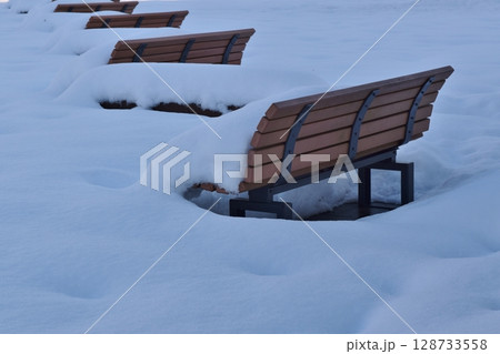 雪に埋もれたベンチ 山形 雪に埋もれたベンチ 山形 128733558