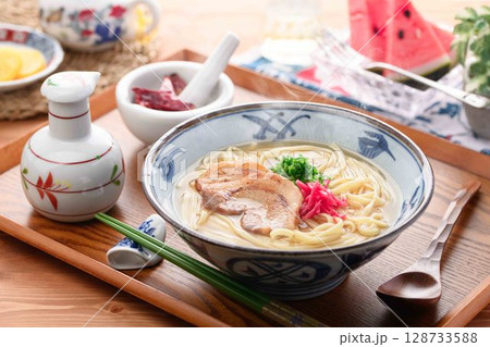 沖縄そばと夏の食卓|シズル感あふれる和食イメージ 沖縄そばと夏の食卓|シズル感あふれる和食イメージ 128733588