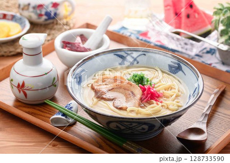 沖縄そばと夏の食卓｜シズル感あふれる和食イメージ 128733590