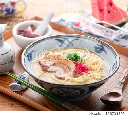 沖縄そばと夏の食卓|シズル感あふれる和食イメージ 沖縄そばと夏の食卓|シズル感あふれる和食イメージ 128733591