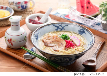 沖縄そばと夏の食卓｜シズル感あふれる和食イメージ 128733593