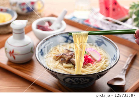沖縄そばと夏の食卓|シズル感あふれる和食イメージ 沖縄そばと夏の食卓|シズル感あふれる和食イメージ 128733597