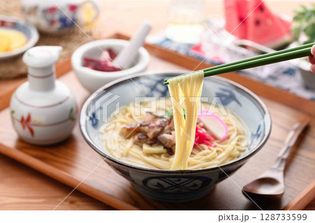 沖縄そばと夏の食卓｜シズル感あふれる和食イメージ 128733599