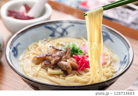 沖縄そばと夏の食卓｜シズル感あふれる和食イメージ 128733603