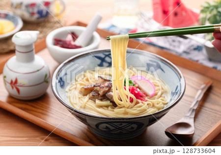 沖縄そばと夏の食卓｜シズル感あふれる和食イメージ 128733604