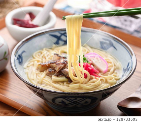 沖縄そばと夏の食卓|シズル感あふれる和食イメージ 沖縄そばと夏の食卓|シズル感あふれる和食イメージ 128733605