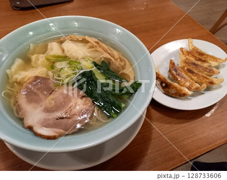 とても美味しいラーメンと餃子 とても美味しいラーメンと餃子 128733606