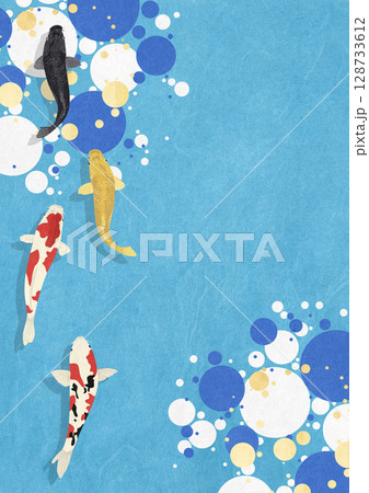 和紙の風合い 大小さまざまな円 泳ぐ錦鯉 和紙の風合い 大小さまざまな円 泳ぐ錦鯉 128733612