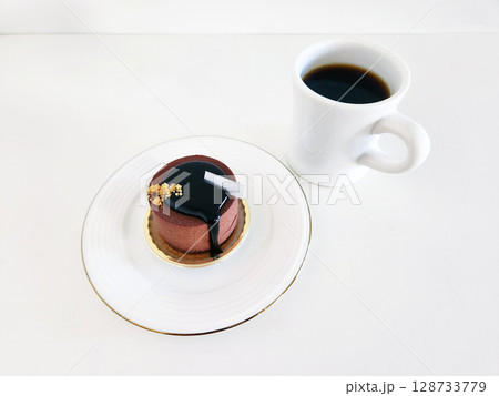 チョコレートムースケーキとコーヒー 128733779