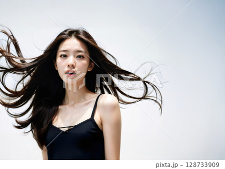 振り向く女性 振り向く女性 128733909