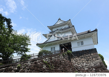 下から見上げた天守閣 128733976