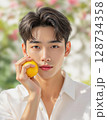 レモンを持つ美しいアジア人男性 128734358