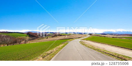 抜けるような青空と北海道美瑛町の道のある風景 抜けるような青空と北海道美瑛町の道のある風景 128735006