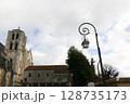 フランスブルゴーニュの世界遺産「サント・マドレーヌ・バジリカ聖堂」の一角 128735173