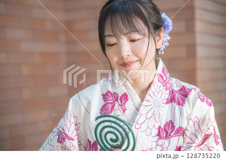 笑顔の女性と蚊取り線香 笑顔の女性と蚊取り線香 128735220