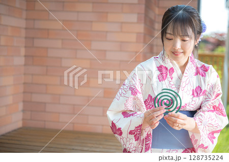 蚊取り線香と浴衣女性 128735224