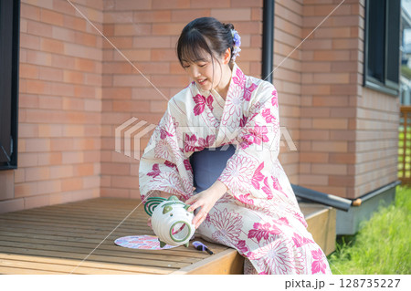 蚊取り線香をセットする女性 128735227