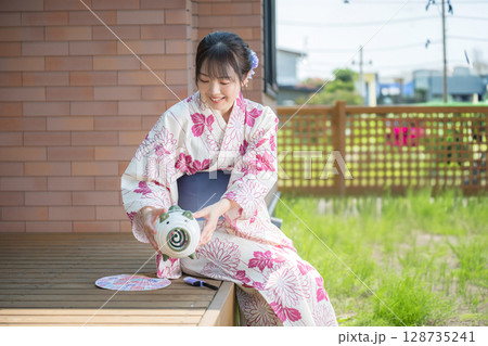 蚊取り線香と女性 蚊取り線香と女性 128735241